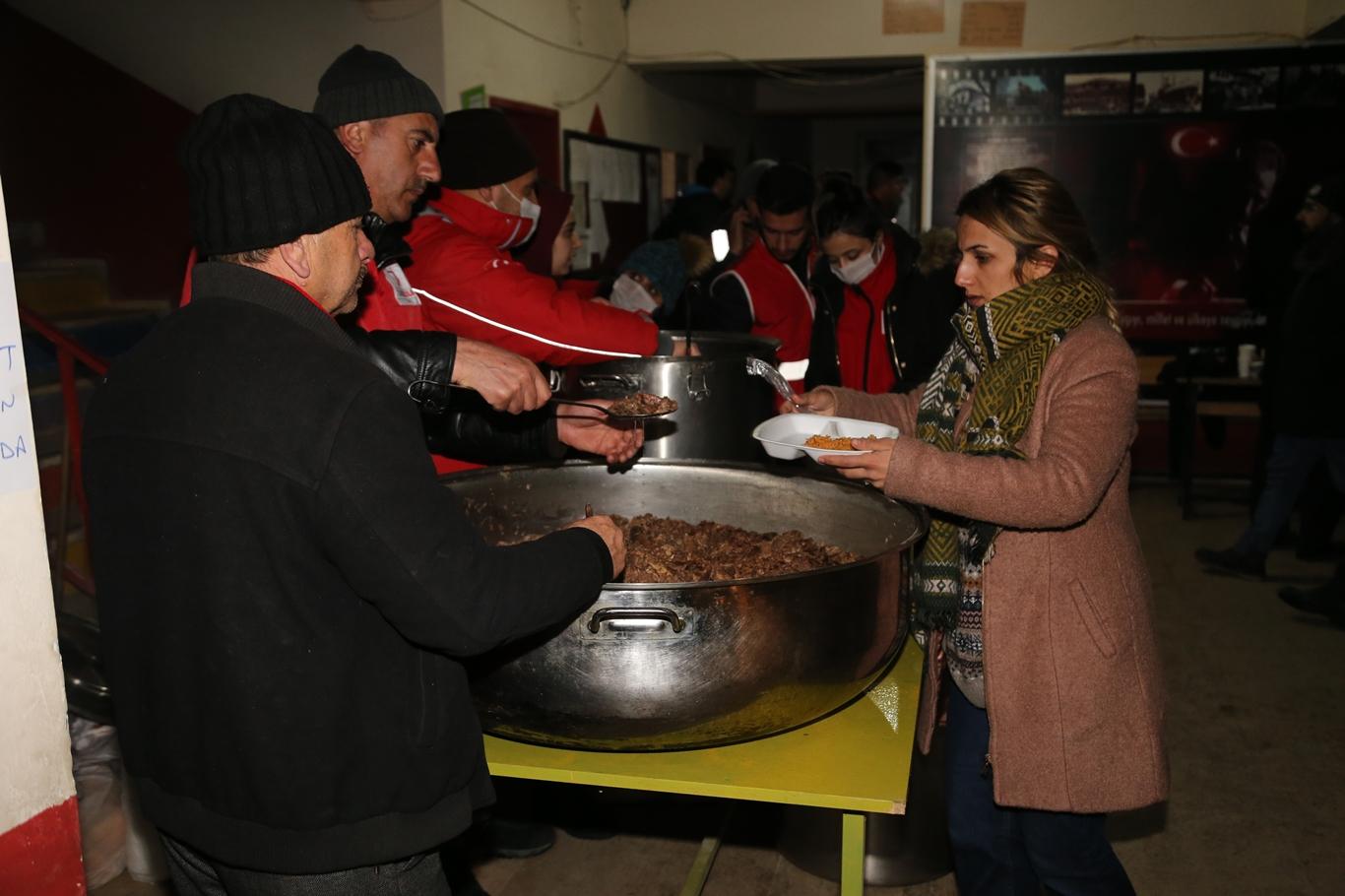 Kızılay tarafından depremzedelere sıcak yemek ikramı 